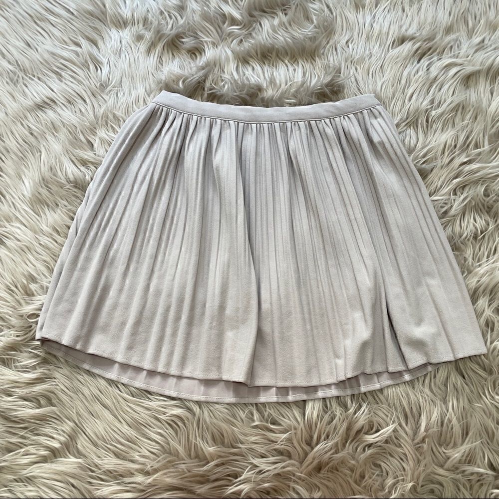 Pleated mini skirt size 28